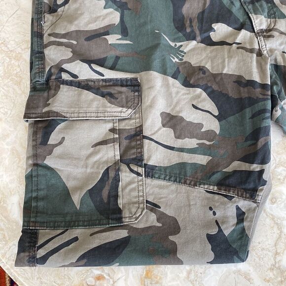 NWT Wrangler Relaxed Fit Camo Cargo Pants - Picture 12 of 16